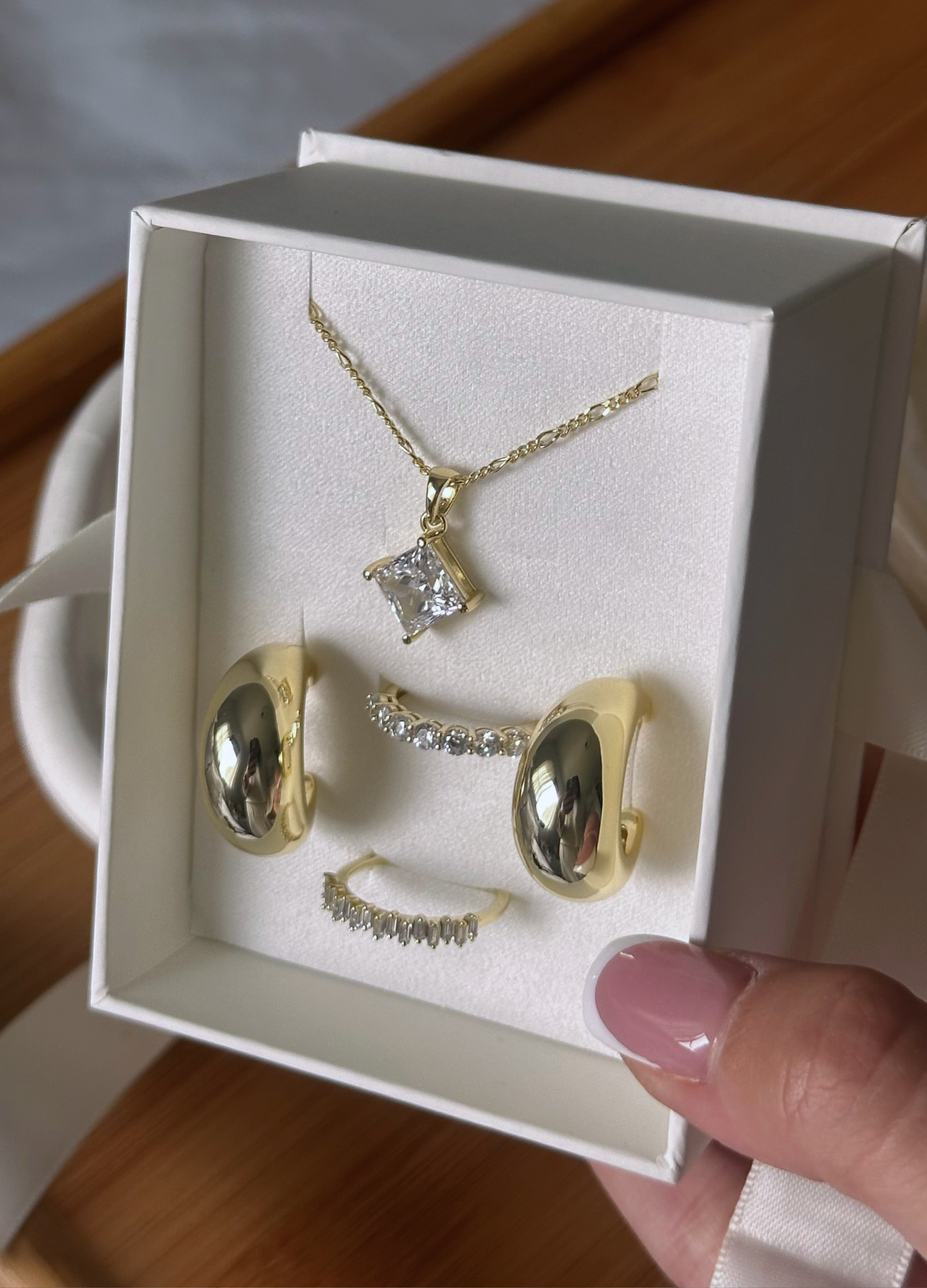 NOEMI NECKLACE