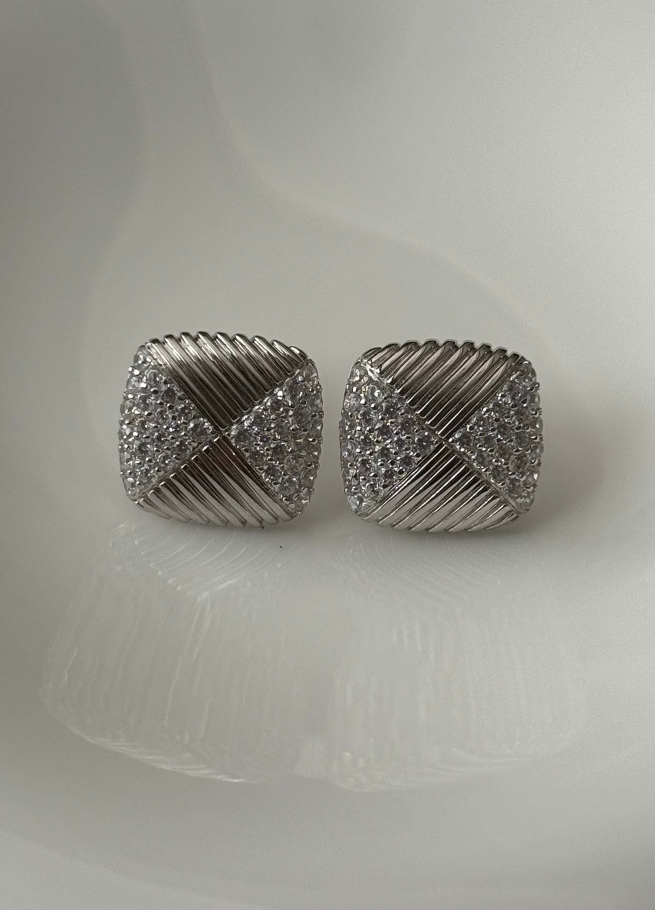 RIBBED SQUARE EARRINGS