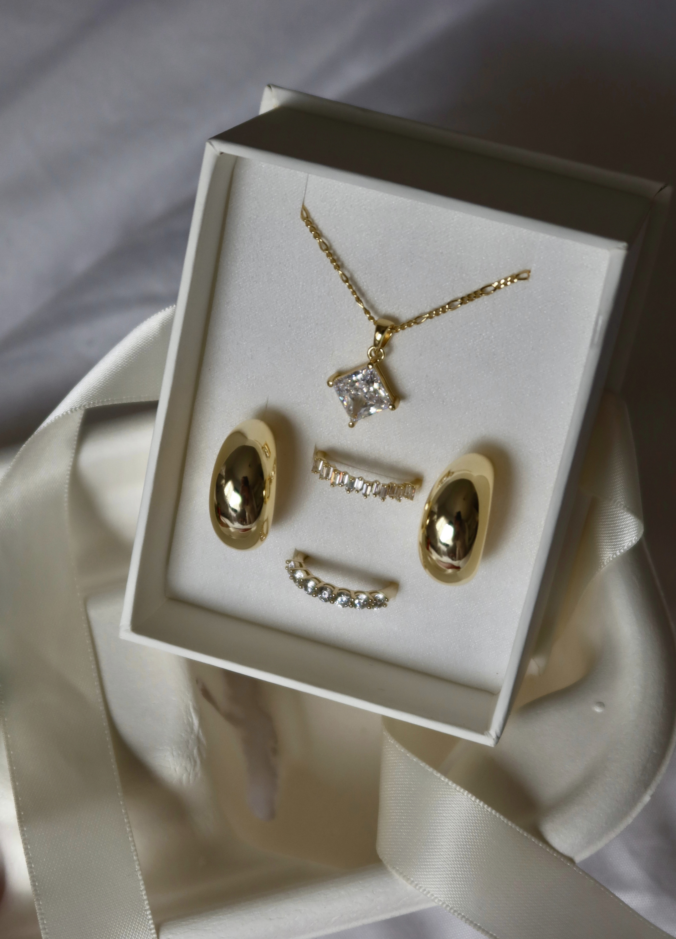 NOEMI NECKLACE