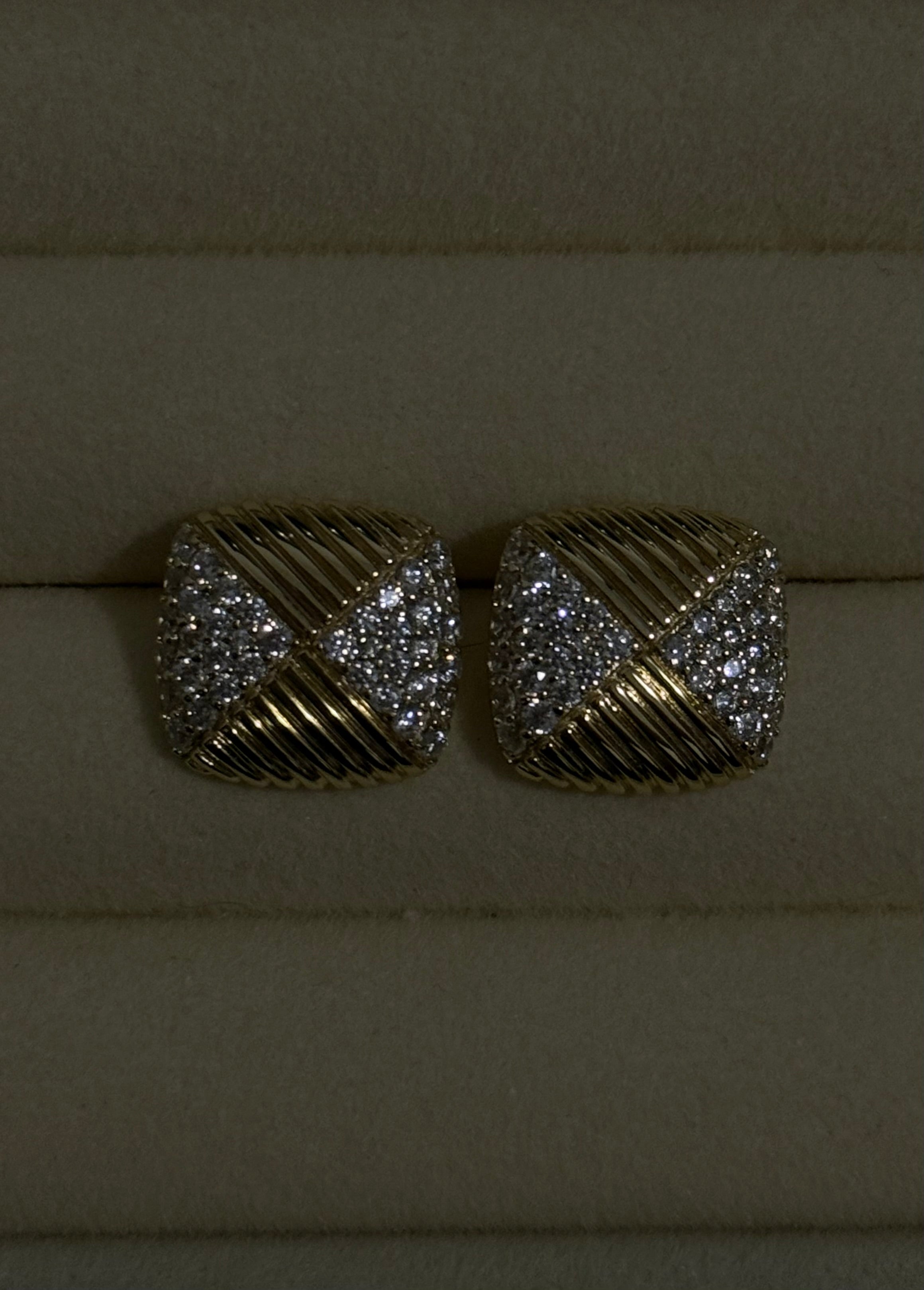 RIBBED SQUARE EARRINGS